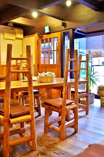 店内の様子　木の床に木の椅子に木のテーブル